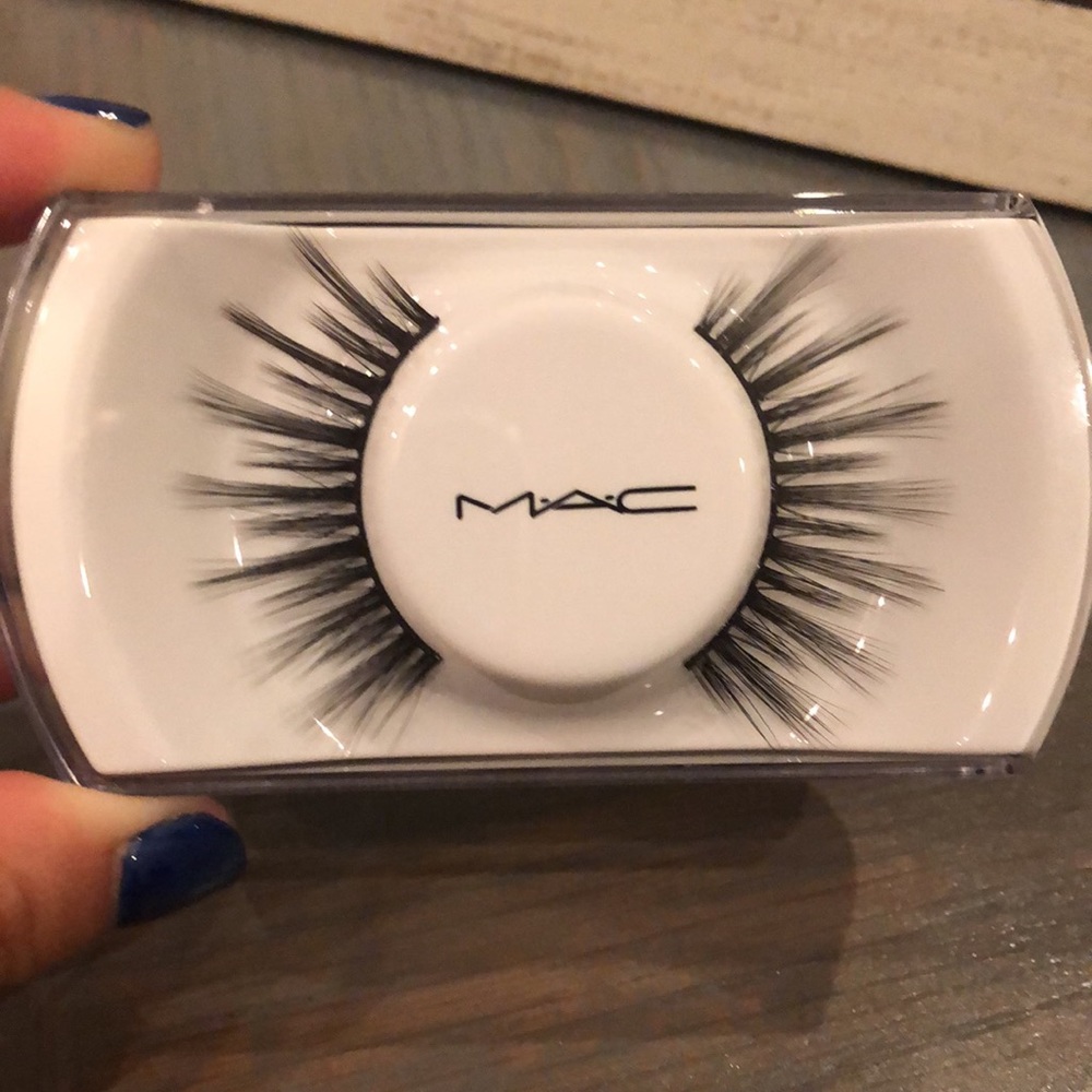 🌻 MAC False Eyelashes!!🌻 - Picture 2 of 3